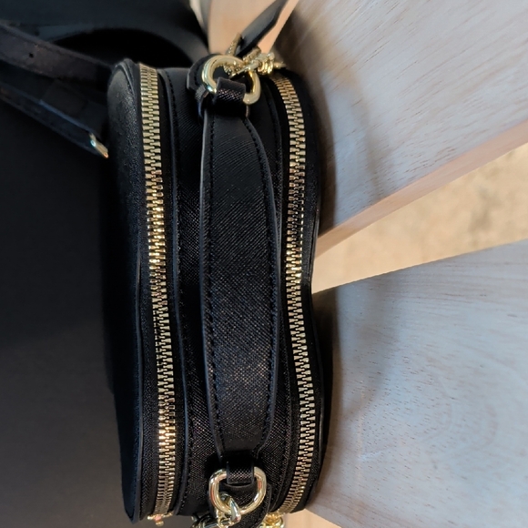 Coach (CE652) Heart-Shaped Crossbody Black Pebbled Leather Gold Tone Hardware - Picture 5 of 8